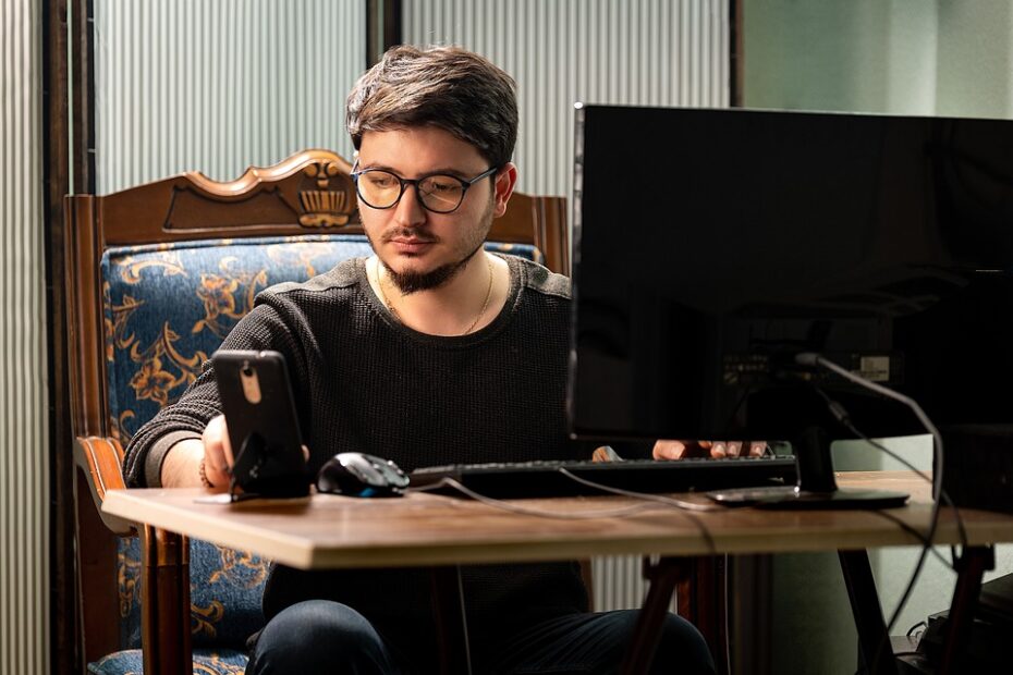 Mastering the Art: Tips for Balancing Multiple Remote Roles Successfully
